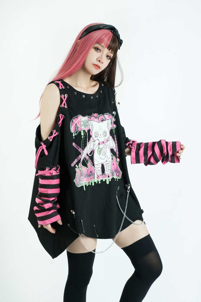 Jillpunk地雷系病みカワ 甜牙草莓コラボ スイート悪魔猫 オフショルダー アシンメトリー 紐レースアップ シルバーチェーン アームカバー付き ゆったり 半袖 Tシャツ・カットソー オリジナル メンヘラ 可愛い おしゃれ ファッション秋葉系萌え