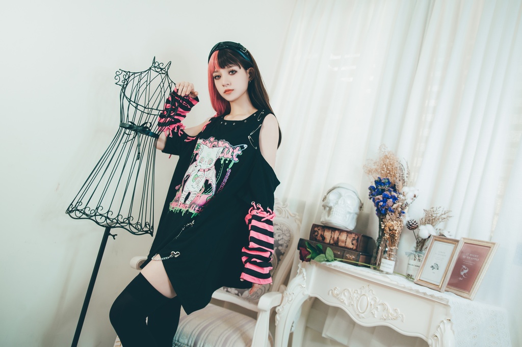 Jillpunk地雷系病みカワ 甜牙草莓コラボ スイート悪魔猫 オフショルダー アシンメトリー 紐レースアップ シルバーチェーン アームカバー付き ゆったり 半袖 Tシャツ・カットソー オリジナル メンヘラ 可愛い おしゃれ ファッション秋葉系萌え