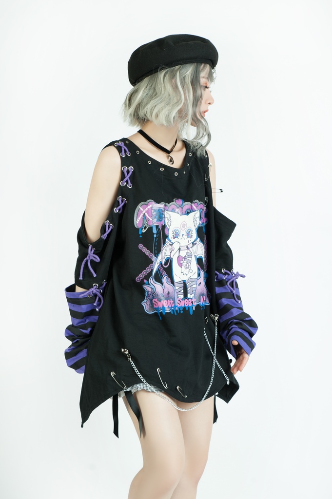 Jillpunk地雷系病みカワ 甜牙草莓コラボ スイート悪魔猫 オフショルダー アシンメトリー 紐レースアップ シルバーチェーン アームカバー付き ゆったり 半袖 Tシャツ・カットソー オリジナル メンヘラ 可愛い おしゃれ ファッション秋葉系萌え