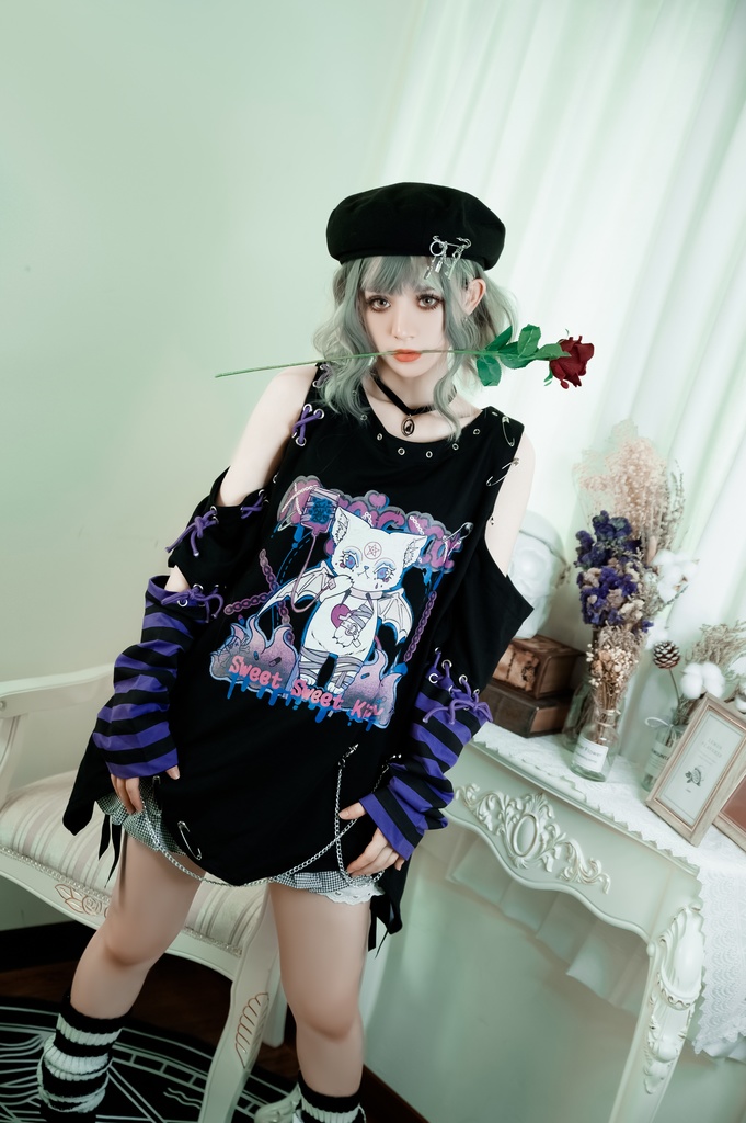 Jillpunk地雷系病みカワ 甜牙草莓コラボ スイート悪魔猫 オフショルダー アシンメトリー 紐レースアップ シルバーチェーン アームカバー付き ゆったり 半袖 Tシャツ・カットソー オリジナル メンヘラ 可愛い おしゃれ ファッション秋葉系萌え