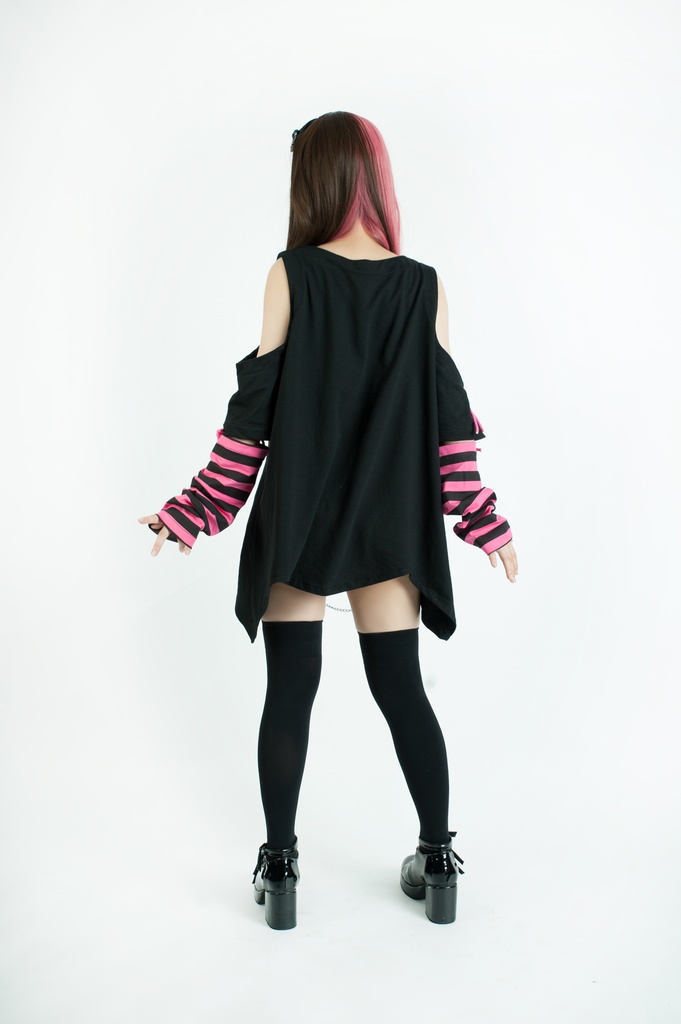 Jillpunk地雷系病みカワ 甜牙草莓コラボ スイート悪魔猫 オフショルダー アシンメトリー 紐レースアップ シルバーチェーン アームカバー付き ゆったり 半袖 Tシャツ・カットソー オリジナル メンヘラ 可愛い おしゃれ ファッション秋葉系萌え