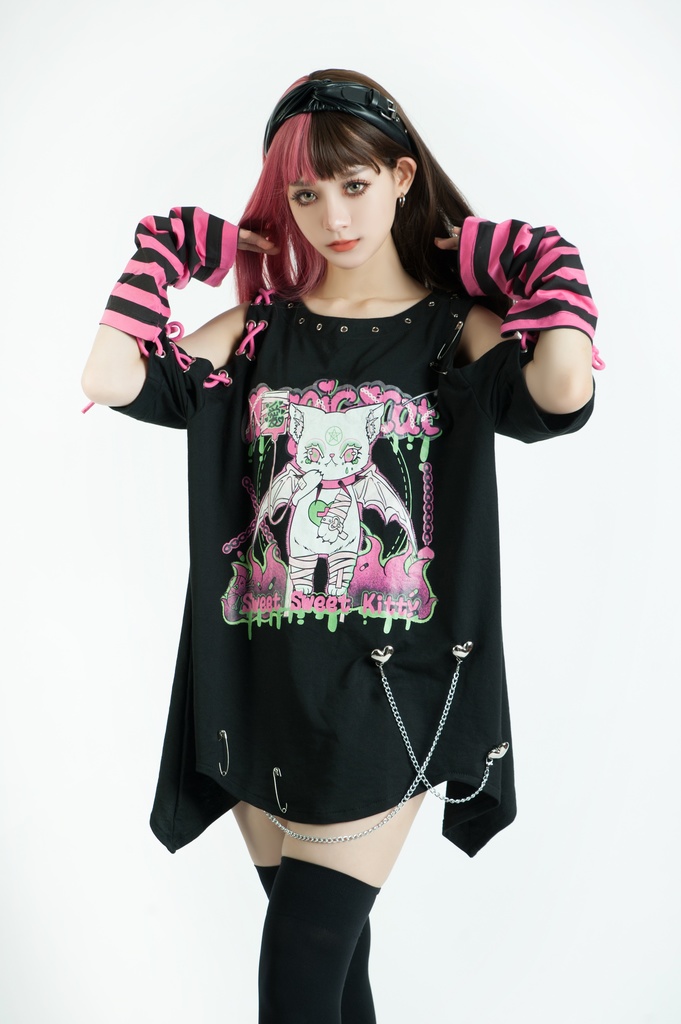 Jillpunk地雷系病みカワ 甜牙草莓コラボ スイート悪魔猫 オフショルダー アシンメトリー 紐レースアップ シルバーチェーン アームカバー付き ゆったり 半袖 Tシャツ・カットソー オリジナル メンヘラ 可愛い おしゃれ ファッション秋葉系萌え
