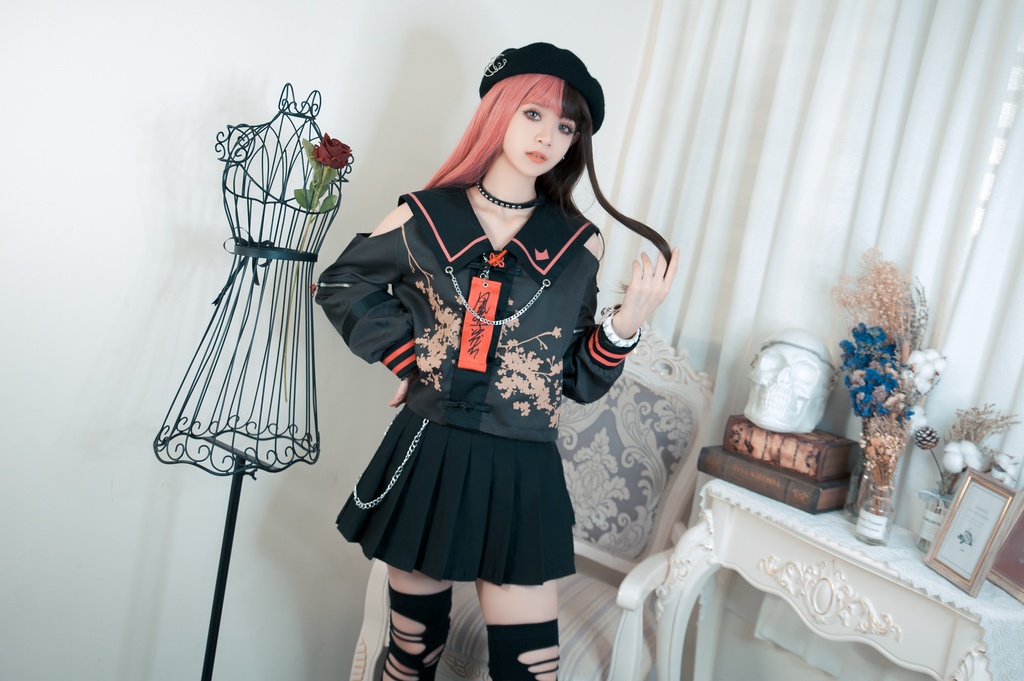 Jillpunk中華風 モード アニメ ookamiciroコラボ 春嵐百合 キョンシー お札 チャイナボタン オフショルダー 省かれる袖 花柄セーラー服 シャツブラウス 制服ブレザー オリジナル原宿おしゃれ姫系可愛い萌え和風