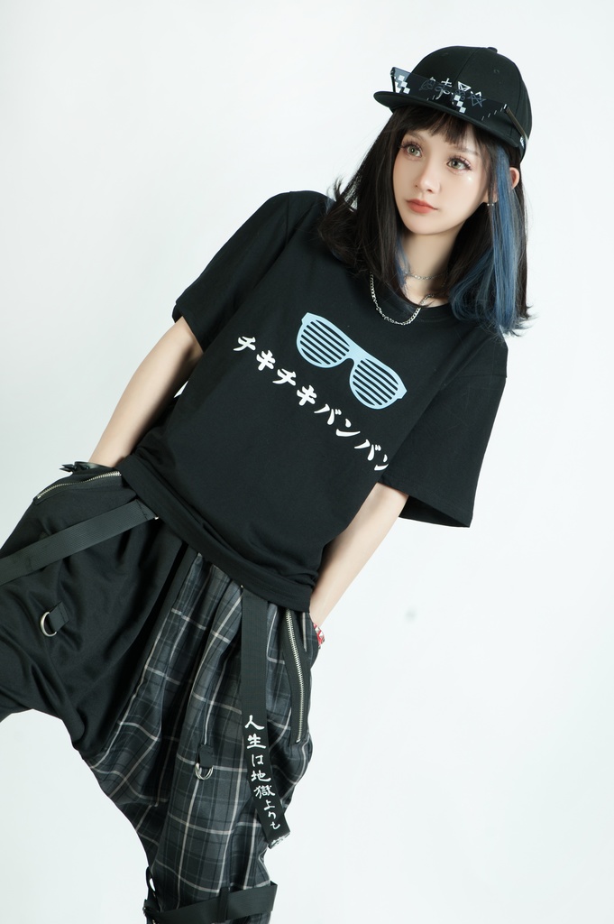 Jillpunkお宅 アニメ 二次コン 洗脳神曲 クセ 仮名 サングラス 眼鏡 レタープリント ゆったり半袖Tシャツ* カットソー オリジナルスタイル 秋葉系 メンズ レディーズ おしゃれ ユニセックス 男女兼用 ファッション カッコいい