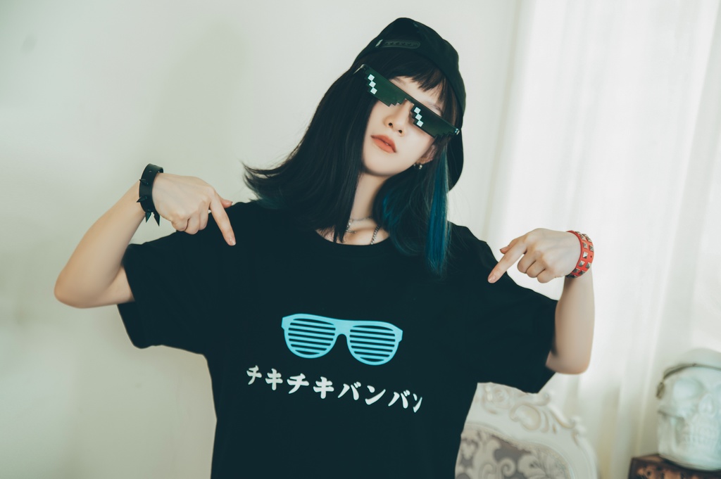 Jillpunkお宅 アニメ 二次コン 洗脳神曲 クセ 仮名 サングラス 眼鏡 レタープリント ゆったり半袖Tシャツ* カットソー オリジナルスタイル 秋葉系 メンズ レディーズ おしゃれ ユニセックス 男女兼用 ファッション カッコいい