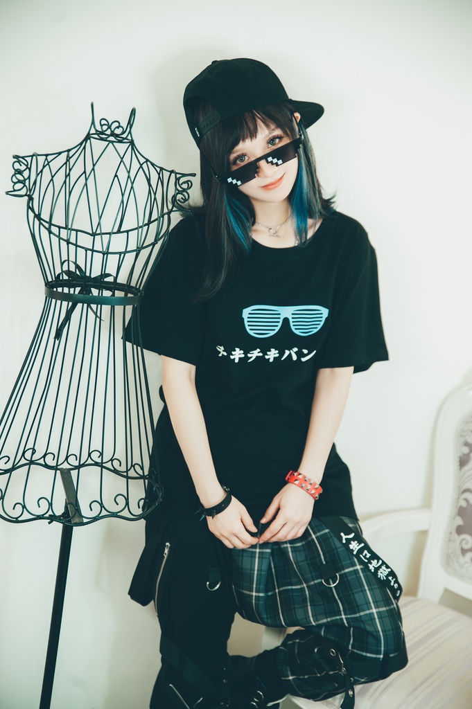 Jillpunkお宅 アニメ 二次コン 洗脳神曲 クセ 仮名 サングラス 眼鏡 レタープリント ゆったり半袖Tシャツ* カットソー オリジナルスタイル 秋葉系 メンズ レディーズ おしゃれ ユニセックス 男女兼用 ファッション カッコいい