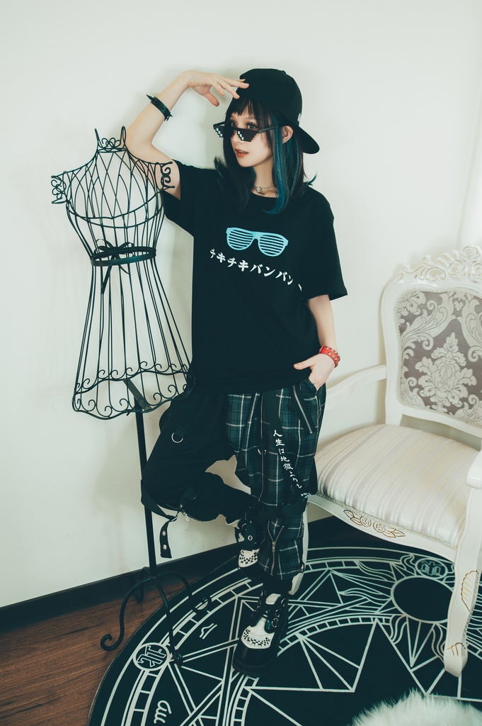 Jillpunkお宅 アニメ 二次コン 洗脳神曲 クセ 仮名 サングラス 眼鏡 レタープリント ゆったり半袖Tシャツ* カットソー オリジナルスタイル 秋葉系 メンズ レディーズ おしゃれ ユニセックス 男女兼用 ファッション カッコいい