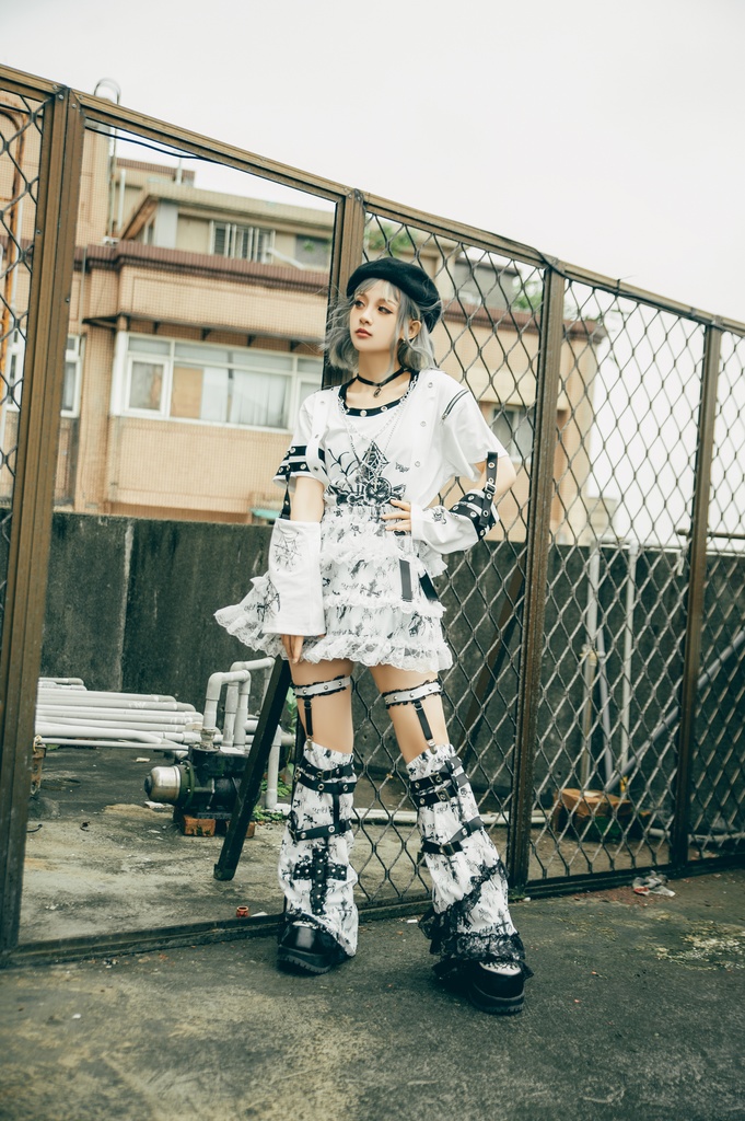 Jillpunk 甜牙草莓コラボ 地雷系 病みかわ 死びとの恋 ゴシックロリータ 総柄 レースヘム ガーターベルト付き ふわふわ テイヤードスカート⋆レッグウォーマーセット セクシー 可愛い おしゃれ ファッション萌え