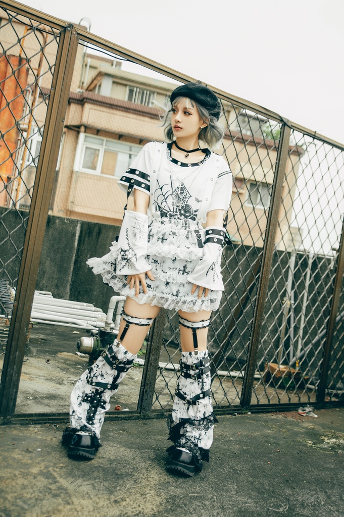 Jillpunk 甜牙草莓コラボ 地雷系 病みかわ 死びとの恋 ゴシックロリータ 総柄 レースヘム ガーターベルト付き ふわふわ テイヤードスカート⋆レッグウォーマーセット セクシー 可愛い おしゃれ ファッション萌え