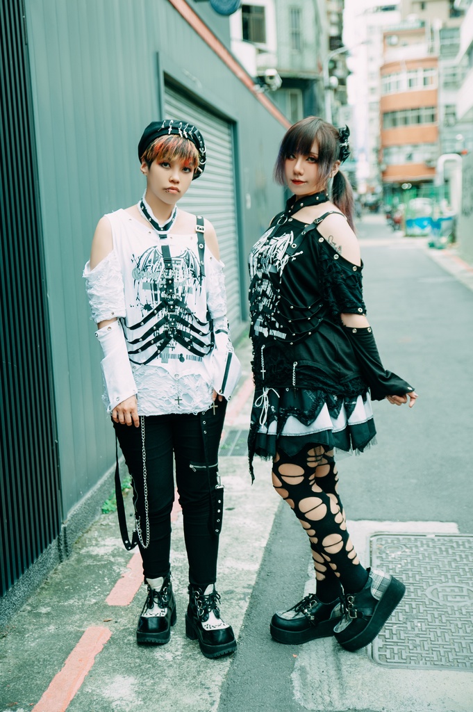 Jillpunk ヴィジュアル系 王道パンク ロック バンギャ V系ファッション 堕天使 骨翼柄 穴開き クラッシュ ハーネスストラップ付き 肩出しTシャツ アームカバー付きカットソー メンズ レディーズ V系 おしゃれ男女兼用カッコいい