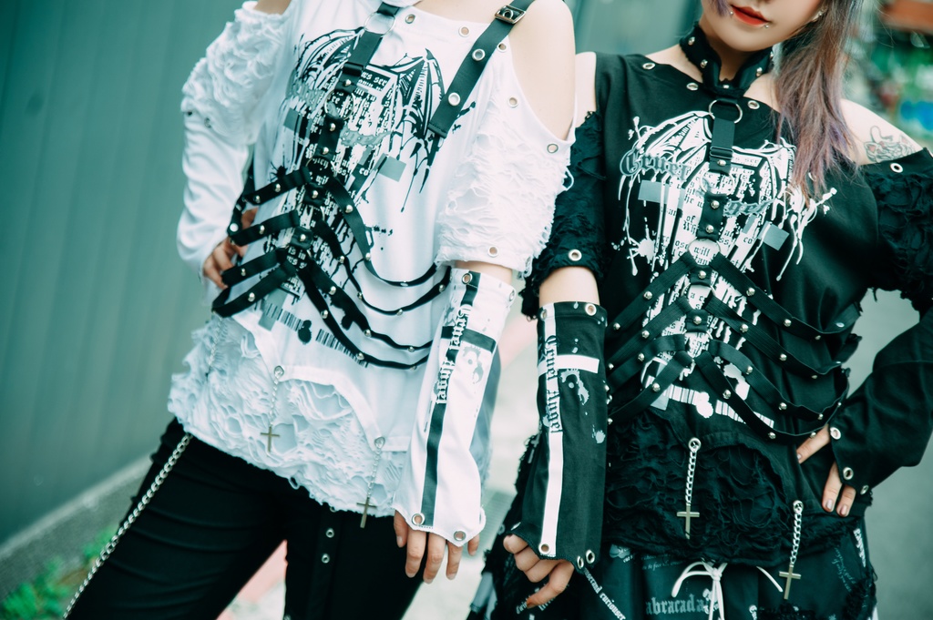 Jillpunk ヴィジュアル系 王道パンク ロック バンギャ V系ファッション 堕天使 骨翼柄 穴開き クラッシュ ハーネスストラップ付き 肩出しTシャツ アームカバー付きカットソー メンズ レディーズ V系 おしゃれ男女兼用カッコいい