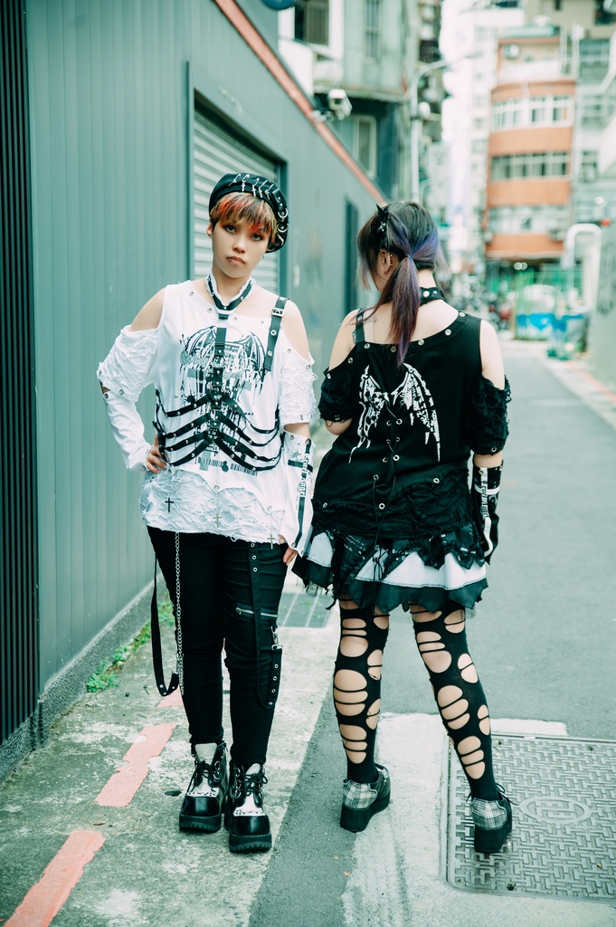 Jillpunk ヴィジュアル系 王道パンク ロック バンギャ V系ファッション 堕天使 骨翼柄 穴開き クラッシュ ハーネスストラップ付き 肩出しTシャツ アームカバー付きカットソー メンズ レディーズ V系 おしゃれ男女兼用カッコいい