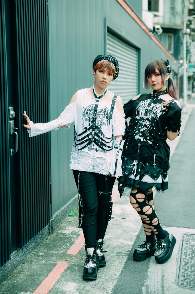 Jillpunk ヴィジュアル系 王道パンク ロック バンギャ V系ファッション 堕天使 骨翼柄 穴開き クラッシュ ハーネスストラップ付き 肩出しTシャツ アームカバー付きカットソー メンズ レディーズ V系 おしゃれ男女兼用カッコいい