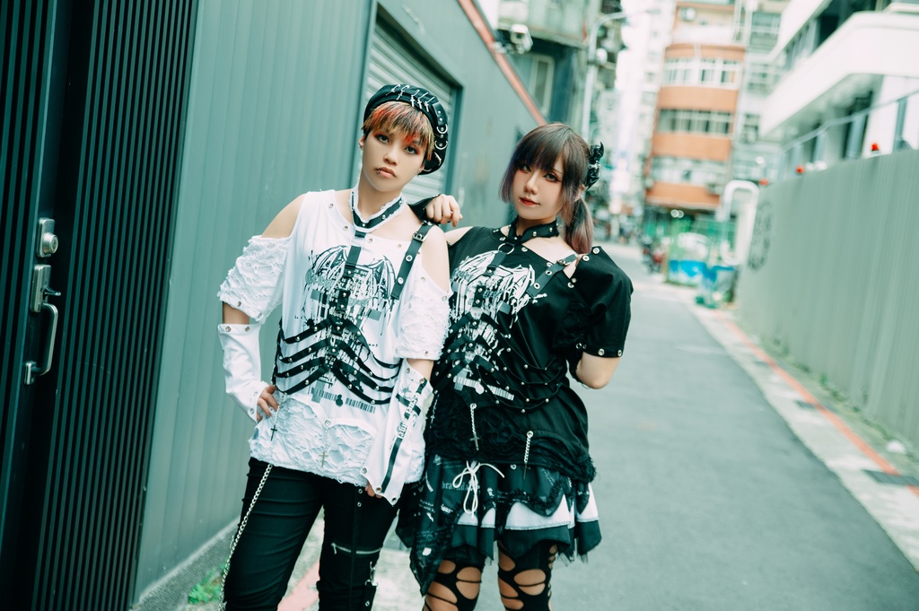 Jillpunk ヴィジュアル系 王道パンク ロック バンギャ V系ファッション 堕天使 骨翼柄 穴開き クラッシュ ハーネスストラップ付き 肩出しTシャツ アームカバー付きカットソー メンズ レディーズ V系 おしゃれ男女兼用カッコいい