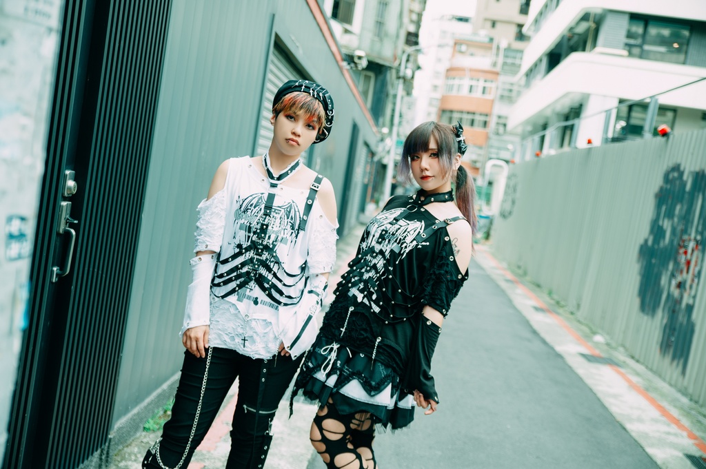 Jillpunk ヴィジュアル系 王道パンク ロック バンギャ V系ファッション 堕天使 骨翼柄 穴開き クラッシュ ハーネスストラップ付き 肩出しTシャツ アームカバー付きカットソー メンズ レディーズ V系 おしゃれ男女兼用カッコいい