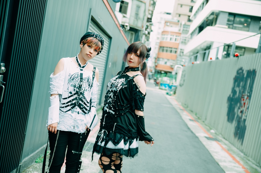 Jillpunk ヴィジュアル系 王道パンク ロック バンギャ V系ファッション 堕天使 骨翼柄 穴開き クラッシュ ハーネスストラップ付き 肩出しTシャツ アームカバー付きカットソー メンズ レディーズ V系 おしゃれ男女兼用カッコいい