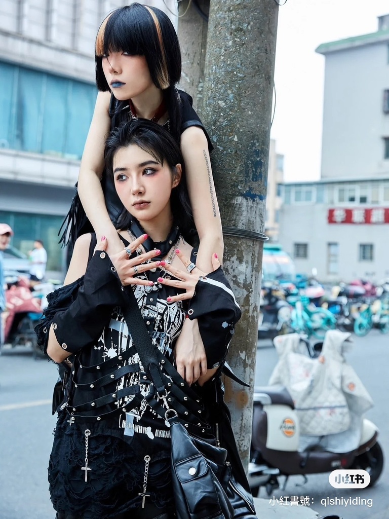 Jillpunk ヴィジュアル系 王道パンク ロック バンギャ V系ファッション 堕天使 骨翼柄 穴開き クラッシュ ハーネスストラップ付き 肩出しTシャツ アームカバー付きカットソー メンズ レディーズ V系 おしゃれ男女兼用カッコいい