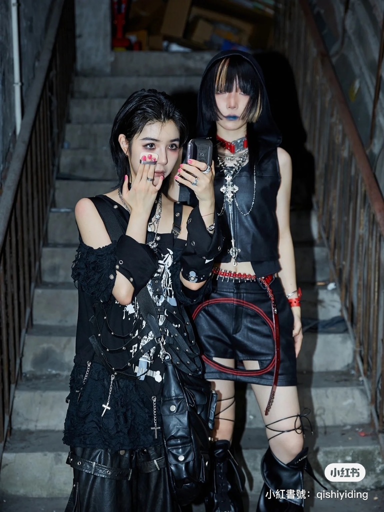 Jillpunk ヴィジュアル系 王道パンク ロック バンギャ V系ファッション 堕天使 骨翼柄 穴開き クラッシュ ハーネスストラップ付き 肩出しTシャツ アームカバー付きカットソー メンズ レディーズ V系 おしゃれ男女兼用カッコいい