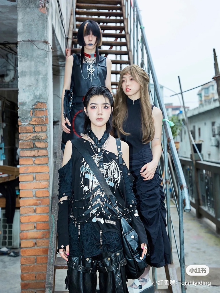 Jillpunk ヴィジュアル系 王道パンク ロック バンギャ V系ファッション 堕天使 骨翼柄 穴開き クラッシュ ハーネスストラップ付き 肩出しTシャツ アームカバー付きカットソー メンズ レディーズ V系 おしゃれ男女兼用カッコいい