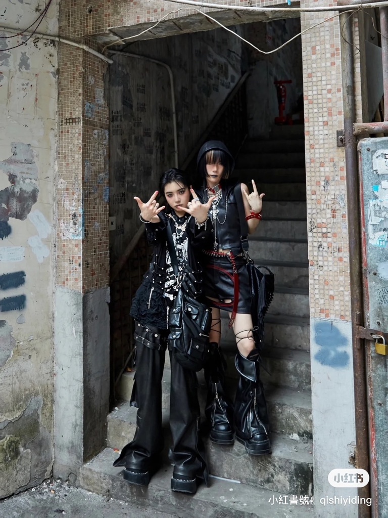 Jillpunk ヴィジュアル系 王道パンク ロック バンギャ V系ファッション 堕天使 骨翼柄 穴開き クラッシュ ハーネスストラップ付き 肩出しTシャツ アームカバー付きカットソー メンズ レディーズ V系 おしゃれ男女兼用カッコいい