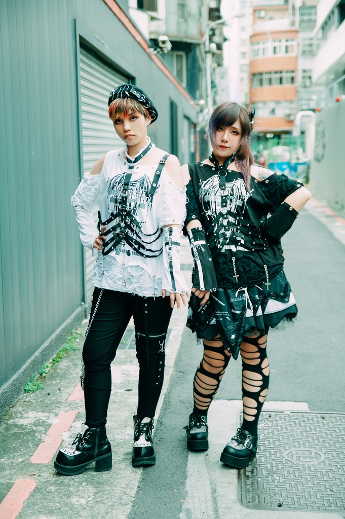 Jillpunk ヴィジュアル系 王道パンク ロック バンギャ V系ファッション 堕天使 骨翼柄 穴開き クラッシュ ハーネスストラップ付き 肩出しTシャツ アームカバー付きカットソー メンズ レディーズ V系 おしゃれ男女兼用カッコいい