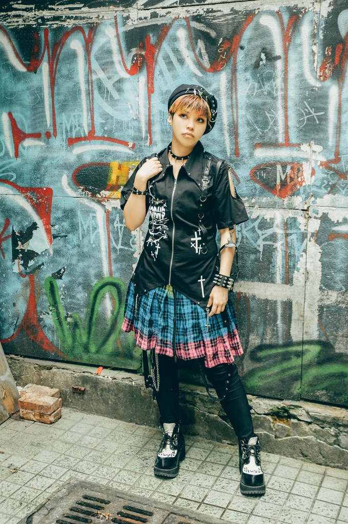 Jillpunk ビジュアル系 パンクロック バンギャ 兄系 暗闇のいばら 腕輪付き バットウィングカラー クロス柄 燕尾 穴あき 半袖 ジップアップ シャツ メンズ レディーズ ファッション おしゃれ男女兼用カッコいい