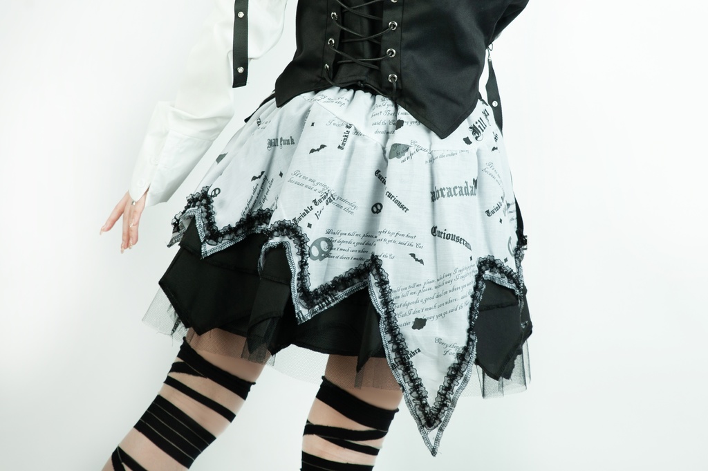 Jillpunkパンク 暗夜侵攻 ダーク系 エモパンク バンギャ ベルト付き パニエ アシンメトリー ティアード 3層ボリューム レース糸 ショートスカート オリジナルスタイル レディーズ V系 おしゃれ カッコいい