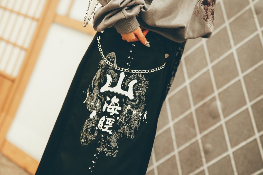 Jillpunk中華モード チャイナ風 山海経奇談 浪人侍 ドレープ袴 ゆるい 漢字書道柄 鎖チェーン付き 取り外し可能なパッチ ワイドバギー剣道パンツ プリーツロング丈ズボン オリジナルパンク メンズ レディース V系 秋葉系 おしゃれ ヴィジュアル系 このページを検索