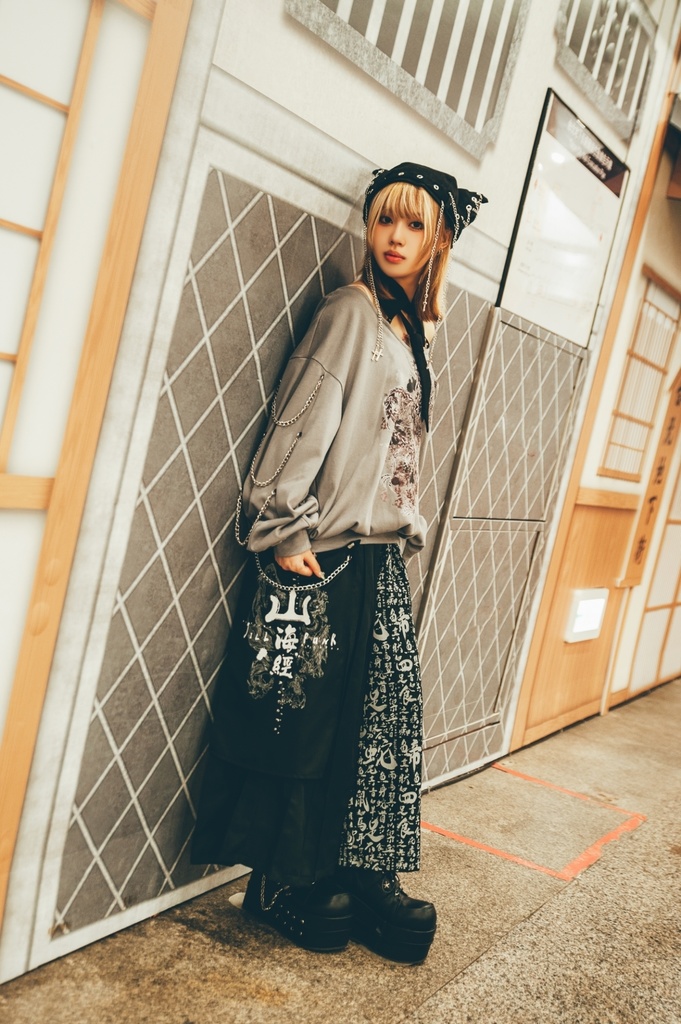 Jillpunk中華モード チャイナ風 山海経奇談 浪人侍 ドレープ袴 ゆるい 漢字書道柄 鎖チェーン付き 取り外し可能なパッチ ワイドバギー剣道パンツ プリーツロング丈ズボン オリジナルパンク メンズ レディース V系 秋葉系 おしゃれ ヴィジュアル系 このページを検索