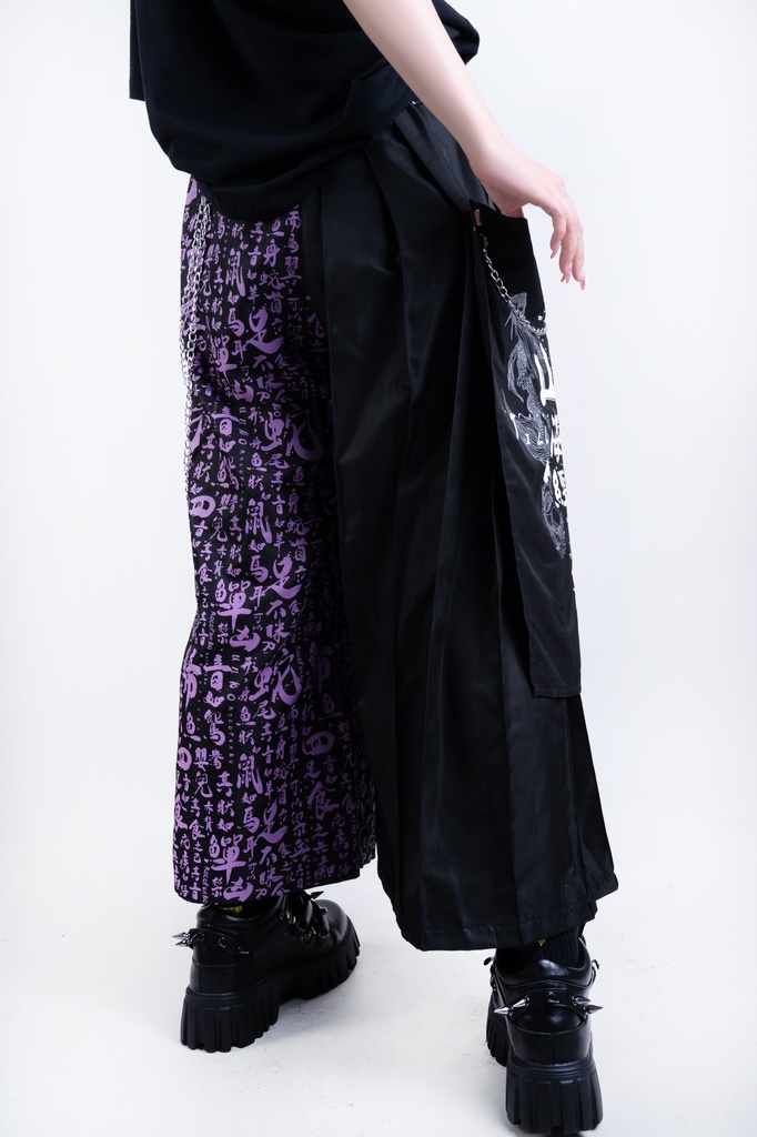 Jillpunk中華モード チャイナ風 山海経奇談 浪人侍 ドレープ袴 ゆるい 漢字書道柄 鎖チェーン付き 取り外し可能なパッチ ワイドバギー剣道パンツ プリーツロング丈ズボン オリジナルパンク メンズ レディース V系 秋葉系 おしゃれ ヴィジュアル系 このページを検索