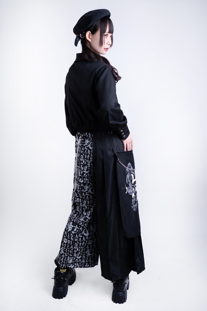 Jillpunk中華モード チャイナ風 山海経奇談 浪人侍 ドレープ袴 ゆるい 漢字書道柄 鎖チェーン付き 取り外し可能なパッチ ワイドバギー剣道パンツ プリーツロング丈ズボン オリジナルパンク メンズ レディース V系 秋葉系 おしゃれ ヴィジュアル系 このページを検索