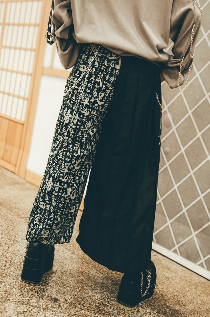 Jillpunk中華モード チャイナ風 山海経奇談 浪人侍 ドレープ袴 ゆるい 漢字書道柄 鎖チェーン付き 取り外し可能なパッチ ワイドバギー剣道パンツ プリーツロング丈ズボン オリジナルパンク メンズ レディース V系 秋葉系 おしゃれ ヴィジュアル系 このページを検索