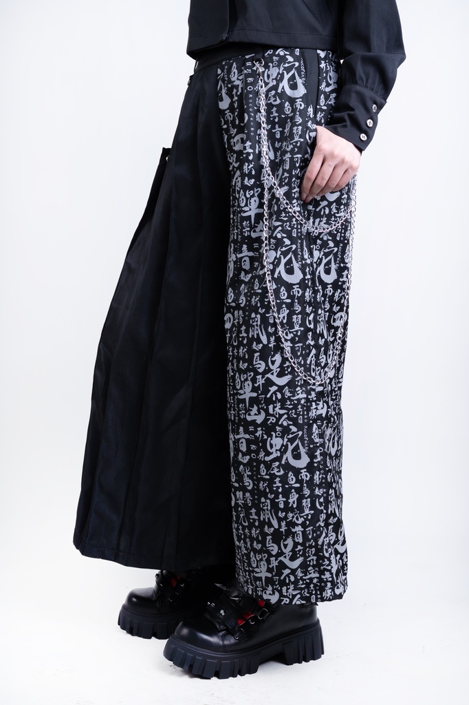 Jillpunk中華モード チャイナ風 山海経奇談 浪人侍 ドレープ袴 ゆるい 漢字書道柄 鎖チェーン付き 取り外し可能なパッチ ワイドバギー剣道パンツ プリーツロング丈ズボン オリジナルパンク メンズ レディース V系 秋葉系 おしゃれ ヴィジュアル系 このページを検索