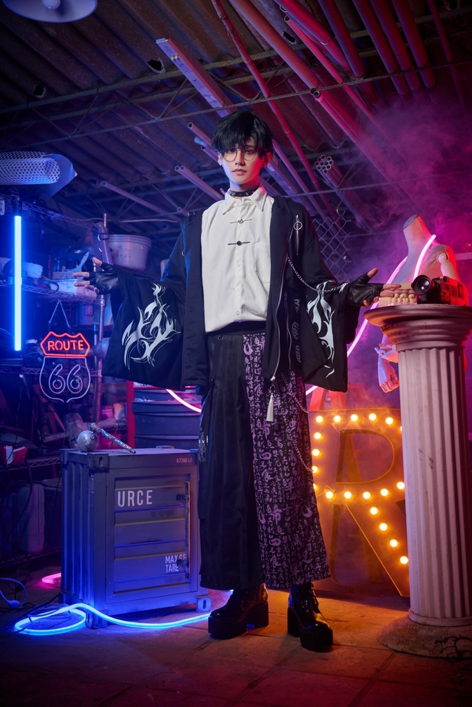 Jillpunk中華モード チャイナ風 山海経奇談 浪人侍 ドレープ袴 ゆるい 漢字書道柄 鎖チェーン付き 取り外し可能なパッチ ワイドバギー剣道パンツ プリーツロング丈ズボン オリジナルパンク メンズ レディース V系 秋葉系 おしゃれ ヴィジュアル系 このページを検索