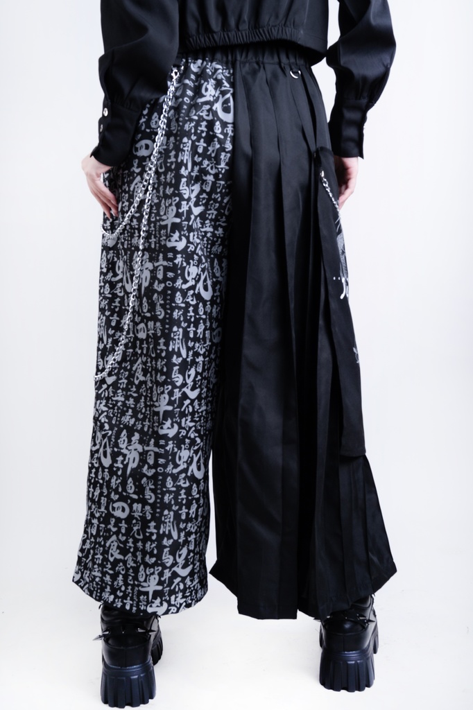 Jillpunk中華モード チャイナ風 山海経奇談 浪人侍 ドレープ袴 ゆるい 漢字書道柄 鎖チェーン付き 取り外し可能なパッチ ワイドバギー剣道パンツ プリーツロング丈ズボン オリジナルパンク メンズ レディース V系 秋葉系 おしゃれ ヴィジュアル系 このページを検索