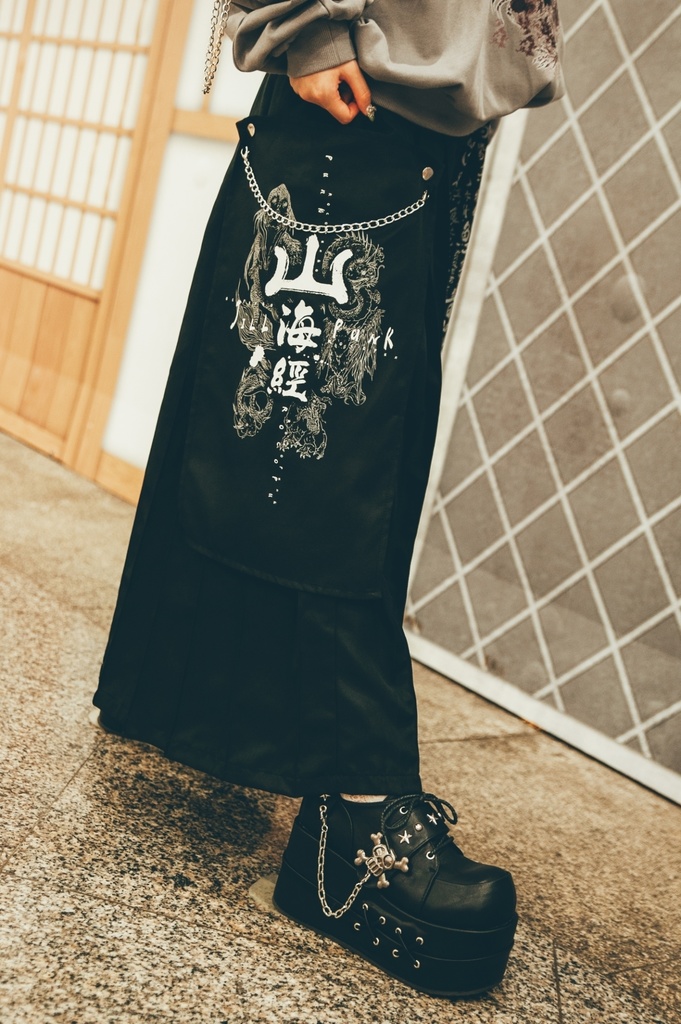 Jillpunk中華モード チャイナ風 山海経奇談 浪人侍 ドレープ袴 ゆるい 漢字書道柄 鎖チェーン付き 取り外し可能なパッチ ワイドバギー剣道パンツ プリーツロング丈ズボン オリジナルパンク メンズ レディース V系 秋葉系 おしゃれ ヴィジュアル系 このページを検索