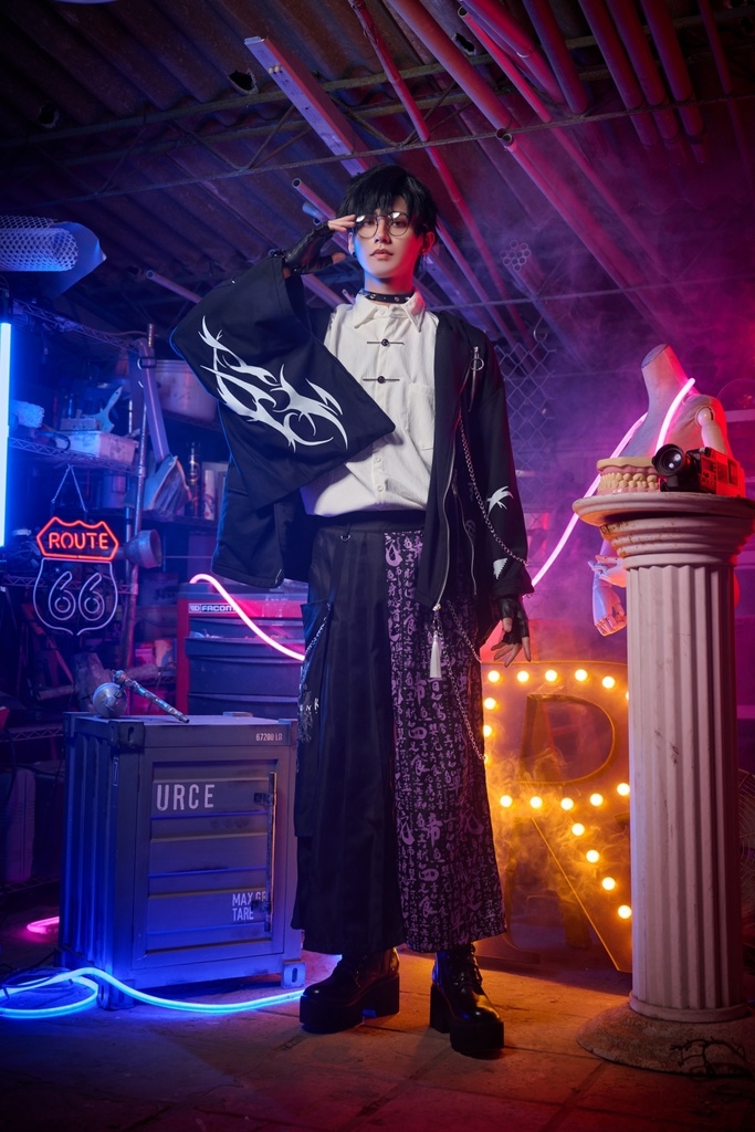 Jillpunk中華モード チャイナ風 山海経奇談 浪人侍 ドレープ袴 ゆるい 漢字書道柄 鎖チェーン付き 取り外し可能なパッチ ワイドバギー剣道パンツ プリーツロング丈ズボン オリジナルパンク メンズ レディース V系 秋葉系 おしゃれ ヴィジュアル系 このページを検索