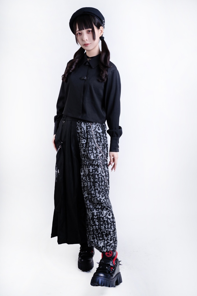 Jillpunk中華モード チャイナ風 山海経奇談 浪人侍 ドレープ袴 ゆるい 漢字書道柄 鎖チェーン付き 取り外し可能なパッチ ワイドバギー剣道パンツ プリーツロング丈ズボン オリジナルパンク メンズ レディース V系 秋葉系 おしゃれ ヴィジュアル系 このページを検索