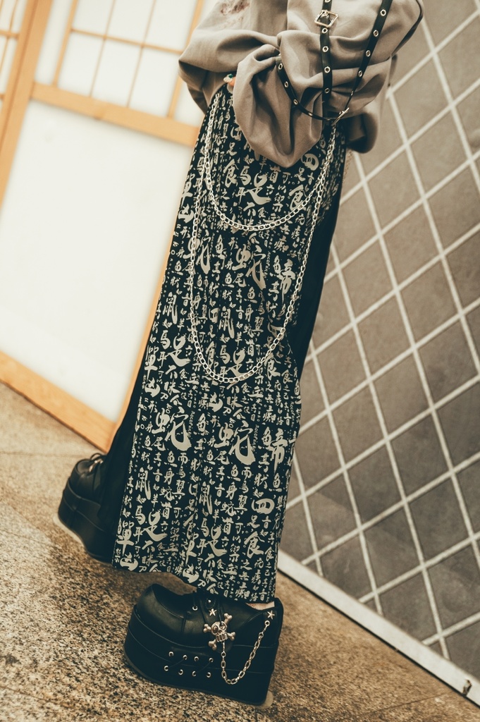 Jillpunk中華モード チャイナ風 山海経奇談 浪人侍 ドレープ袴 ゆるい 漢字書道柄 鎖チェーン付き 取り外し可能なパッチ ワイドバギー剣道パンツ プリーツロング丈ズボン オリジナルパンク メンズ レディース V系 秋葉系 おしゃれ ヴィジュアル系 このページを検索