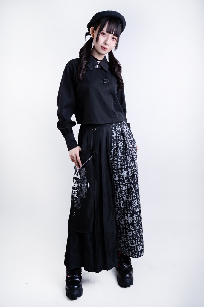 Jillpunk中華モード チャイナ風 山海経奇談 浪人侍 ドレープ袴 ゆるい 漢字書道柄 鎖チェーン付き 取り外し可能なパッチ ワイドバギー剣道パンツ プリーツロング丈ズボン オリジナルパンク メンズ レディース V系 秋葉系 おしゃれ ヴィジュアル系 このページを検索