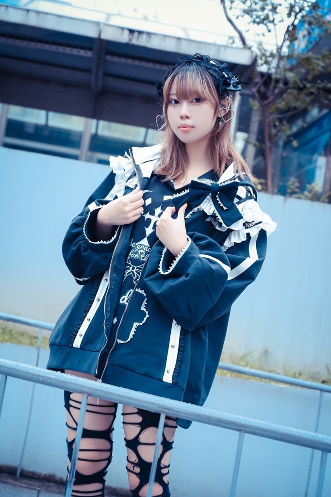 Jillpunkアニメ界隈 地雷系 水色系統 エンジェル猫ちゃん 派手カワ リボン ラインストーン 蝶ネクタイ付き 肩出し フリル ゆったり 猫耳長袖パーカー フード付きジャケット 美少女 オリジナル 天使可愛い おしゃれ ファッション 原宿系