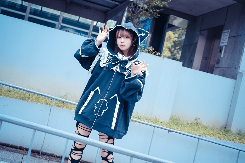 Jillpunkアニメ界隈 地雷系 水色系統 エンジェル猫ちゃん 派手カワ リボン ラインストーン 蝶ネクタイ付き 肩出し フリル ゆったり 猫耳長袖パーカー フード付きジャケット 美少女 オリジナル 天使可愛い おしゃれ ファッション 原宿系