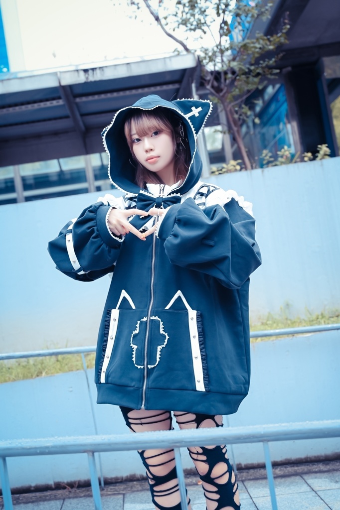 Jillpunkアニメ界隈 地雷系 水色系統 エンジェル猫ちゃん 派手カワ リボン ラインストーン 蝶ネクタイ付き 肩出し フリル ゆったり 猫耳長袖パーカー フード付きジャケット 美少女 オリジナル 天使可愛い おしゃれ ファッション 原宿系