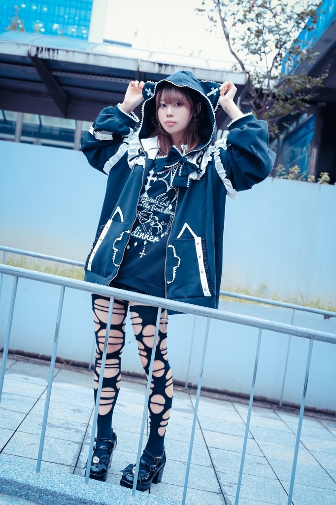 Jillpunkアニメ界隈 地雷系 水色系統 エンジェル猫ちゃん 派手カワ リボン ラインストーン 蝶ネクタイ付き 肩出し フリル ゆったり 猫耳長袖パーカー フード付きジャケット 美少女 オリジナル 天使可愛い おしゃれ ファッション 原宿系