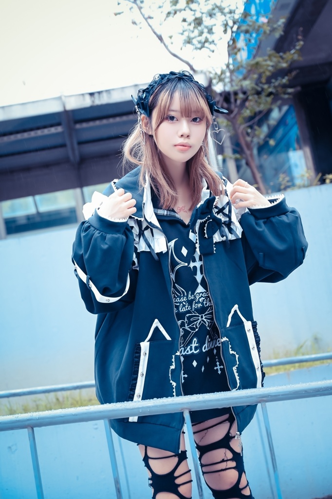 Jillpunkアニメ界隈 地雷系 水色系統 エンジェル猫ちゃん 派手カワ リボン ラインストーン 蝶ネクタイ付き 肩出し フリル ゆったり 猫耳長袖パーカー フード付きジャケット 美少女 オリジナル 天使可愛い おしゃれ ファッション 原宿系