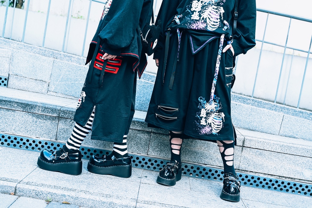 Jillpunk和風モード 甦生彼岸花 浪人侍 ドレープ袴 ゆるい カプリ ファスナー付き ワイド 七分丈バギー 剣道パンツ プリーツロング丈ズボン オリジナルパンク メンズ レディース V系 秋葉系 おしゃれ ストリート