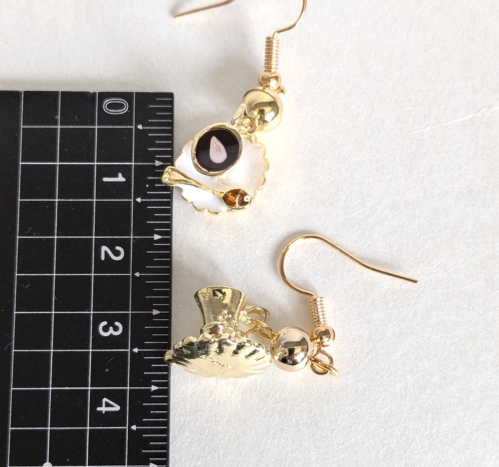 もちも一緒にお茶会ピアス