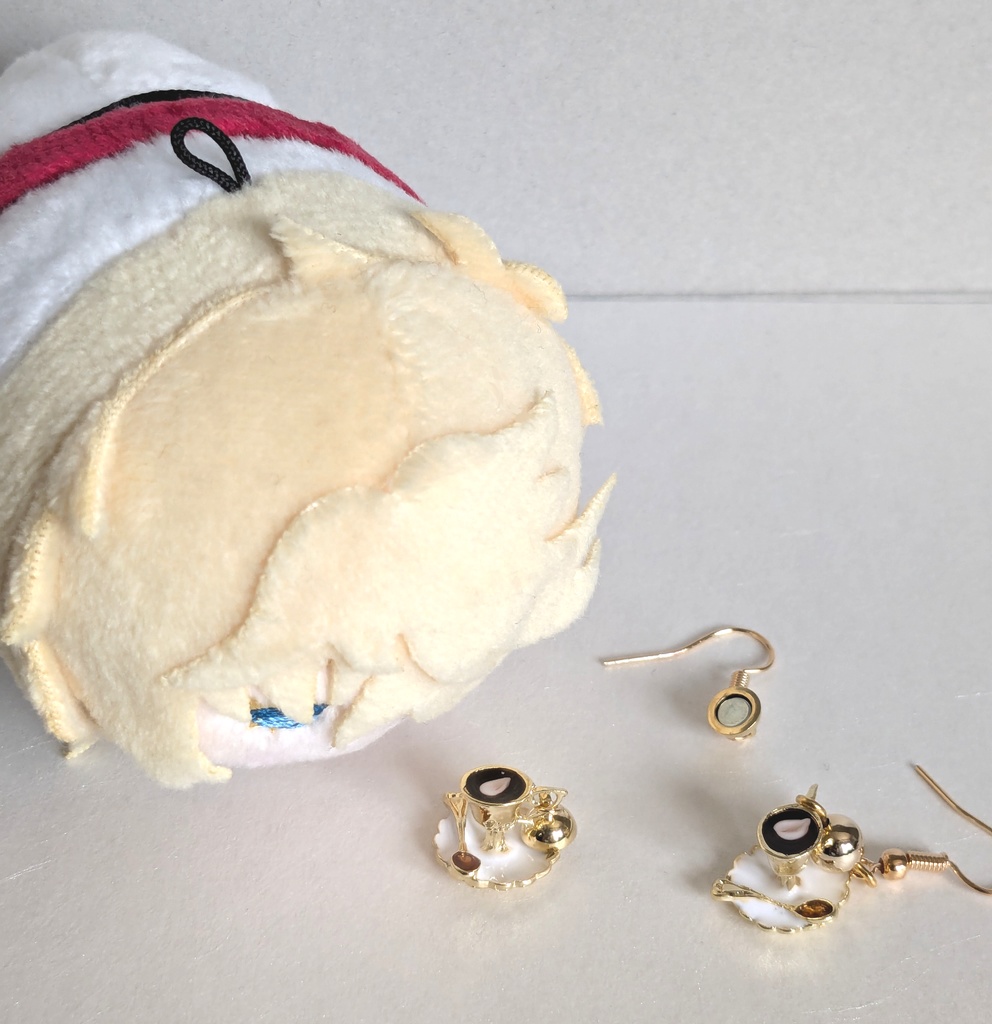 もちも一緒にお茶会ピアス