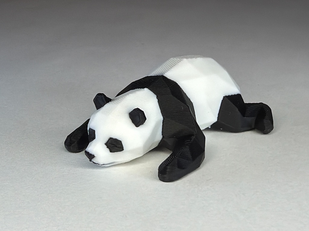 ローポリ寝そべりパンダの3Dプリント用データ(色分け済みの3mf)