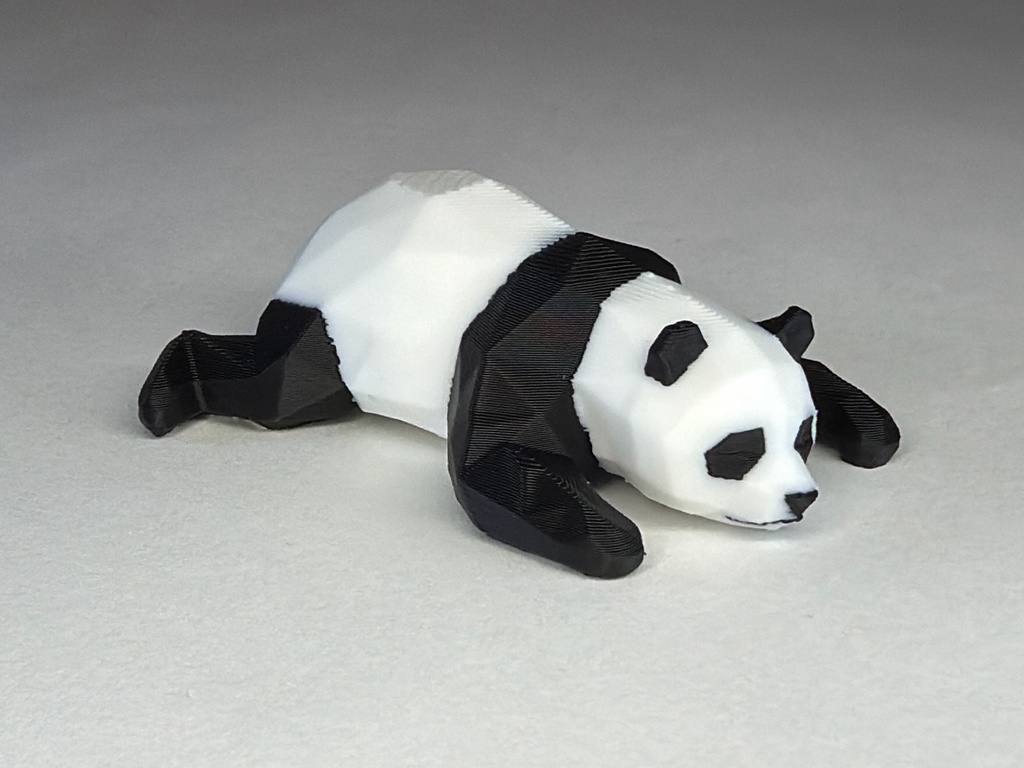 ローポリ寝そべりパンダの3Dプリント用データ(色分け済みの3mf)